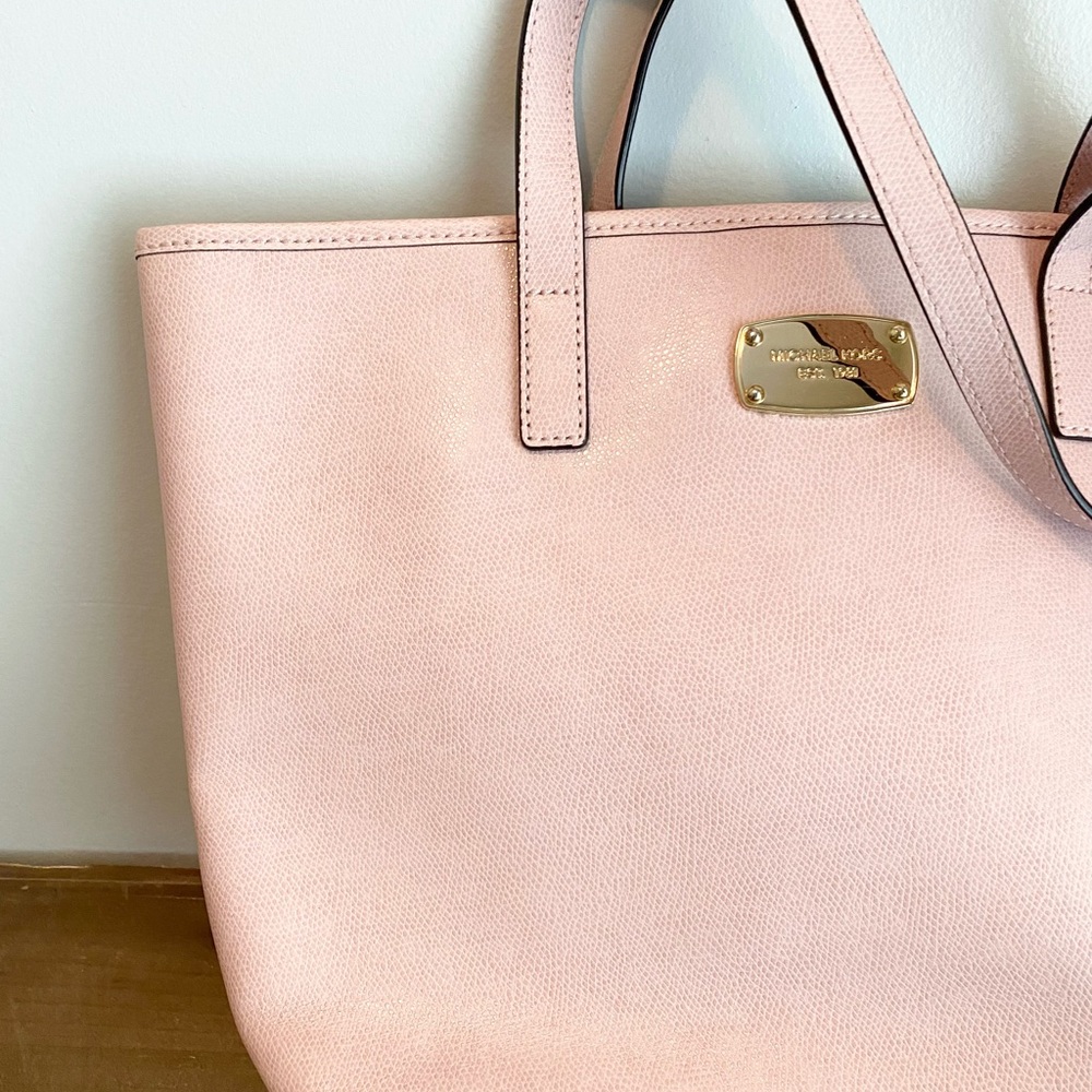 Michael Kors Jet Set Leather Tote - Picture 2 of 8